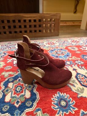 Free People Suede Cedar Clogs Size 39 Wine Colored